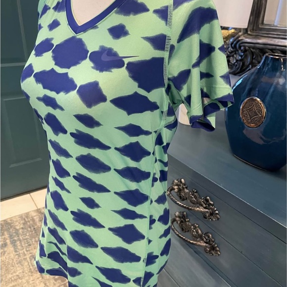Nike Pro V-Neck Short Sleeve Tee/Tunic Tie-Dye Top in Seafoam Green Navy Women M - Picture 4 of 10